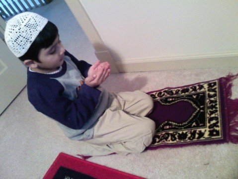 MuslimBabyonJayNamaz1479x360 1 - (namaz) muslim praying all around the  world ( beautiful pictures )