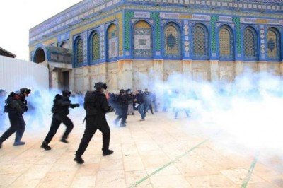 wafaaqsaattackfeb2420124400x266 1 - Israelis are storming in al Aqsa