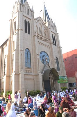 A0pUu5rCUAAed4Qjpglarge 1 - Muslims praying inside the Church in UK