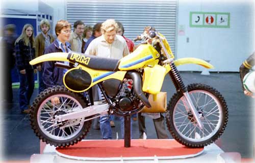 suzukirm125x1981exhbitio 1 - How many here commute on motorbikes?