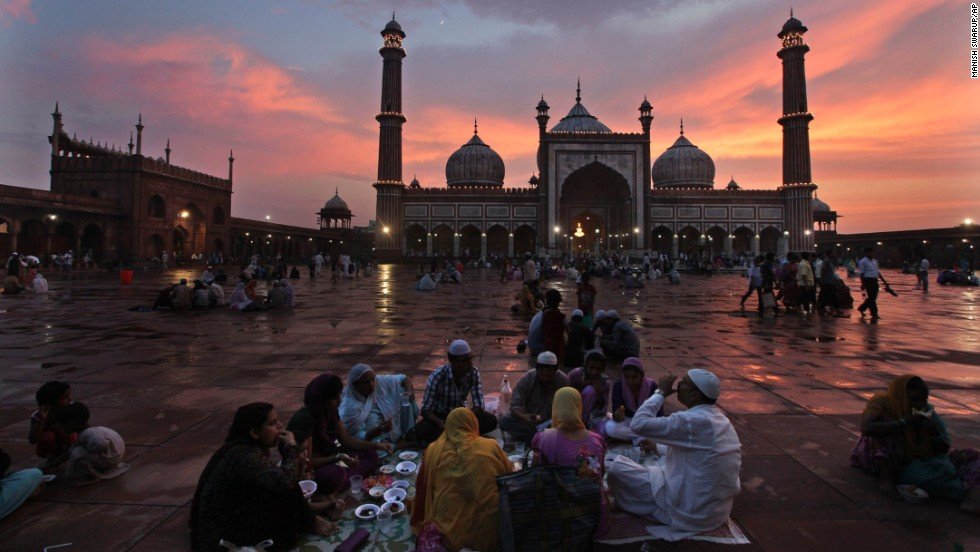 13071411282704ramadan0714horizontallarge 1 - Ramadhan 2013 around the world in pictures