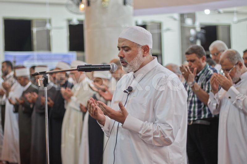 1373414781ismailhaniyaattendsfirsttarawe-1.jpg