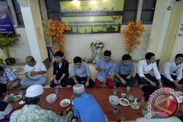 20130710bukapuasamuslimthailand 1 - Ramadhan 2013 around the world in pictures