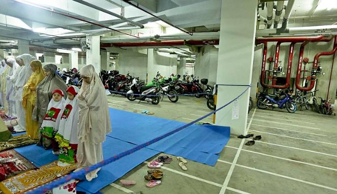 213514 shalattarawihdiparkiranmotor 663  1 - Ramadhan 2013 around the world in pictures