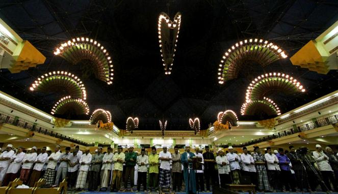 213523 tarawihpertamadisejumlahdaerah 66 1 - Ramadhan 2013 around the world in pictures