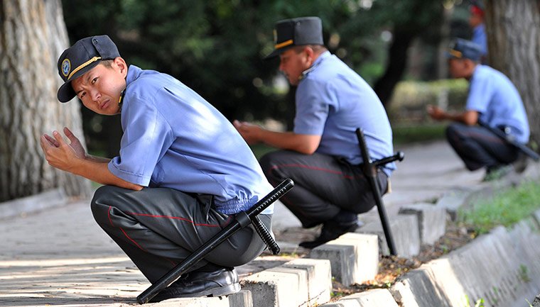 Kyrgyzpolicemenpray016 1 - In pictures: Eid al-Fitr 2013