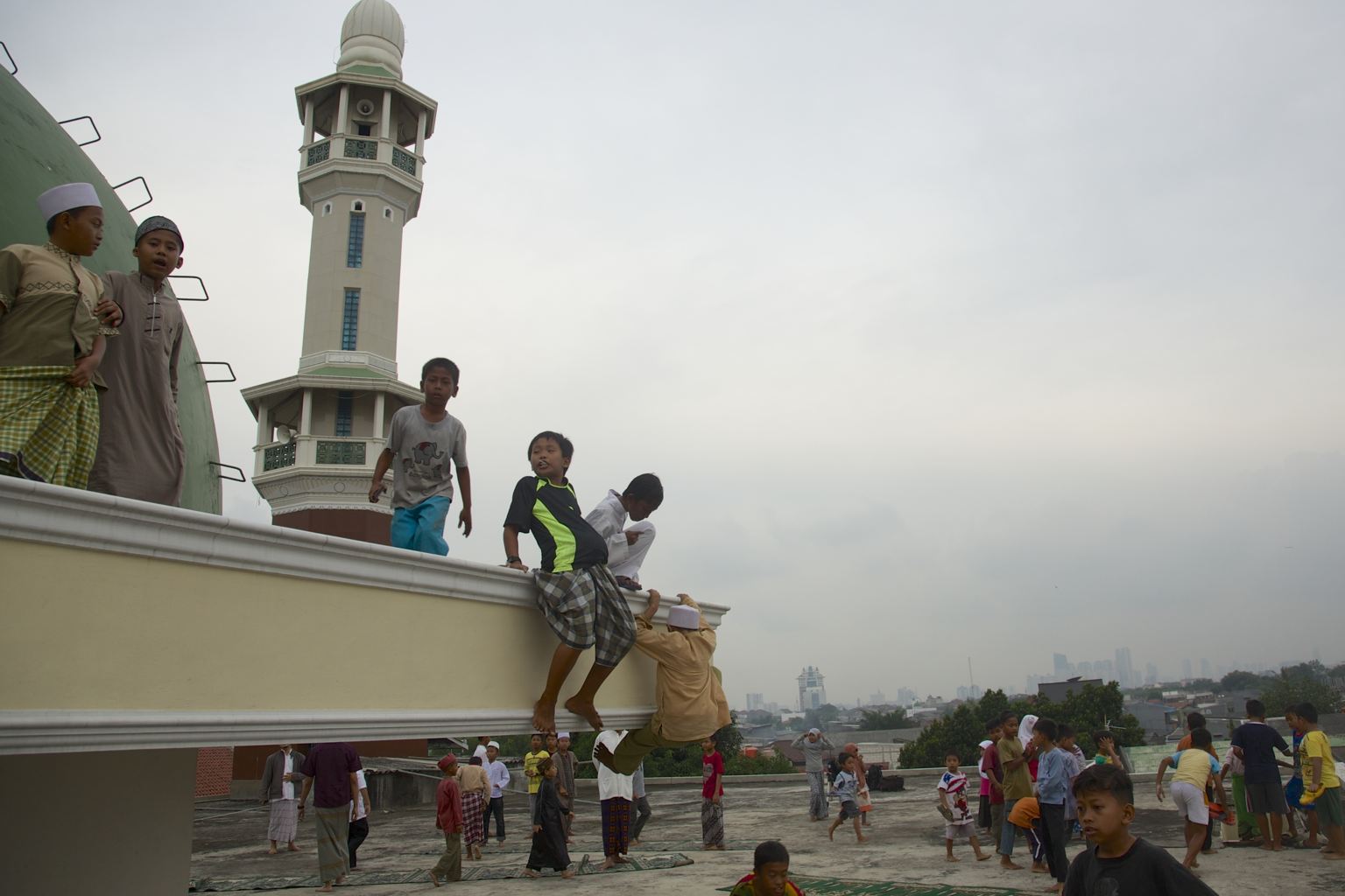 indonesianmuslimsobservefirstday20140627 2 - In pictures: Ramadhan 2014 around the world