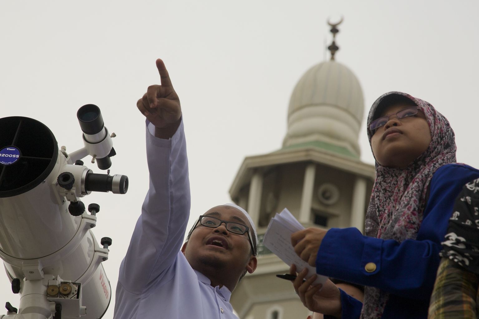 indonesianmuslimsobservefirstday20140627-3.jpg