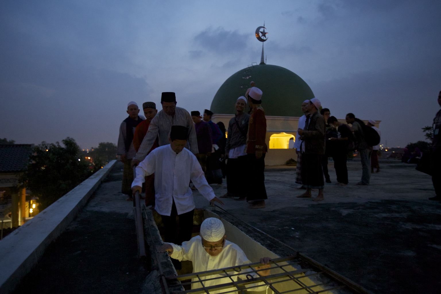 indonesianmuslimsobservefirstday20140627 4 - In pictures: Ramadhan 2014 around the world