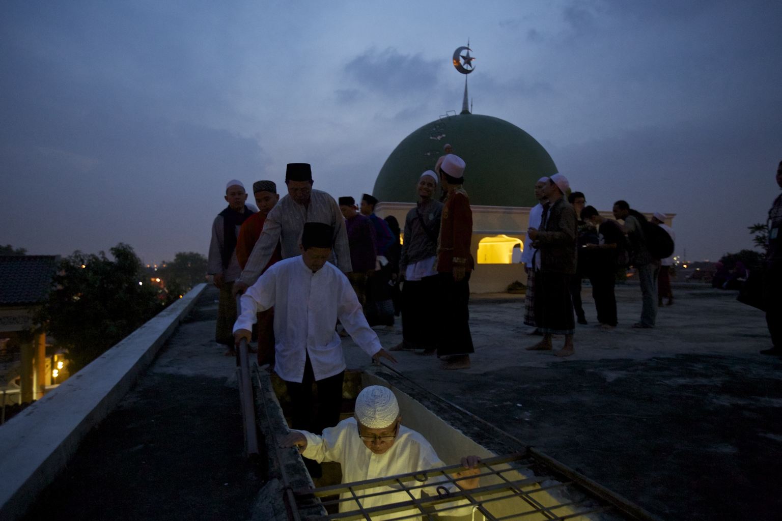 indonesianmuslimsobservefirstday20140627-4.jpg
