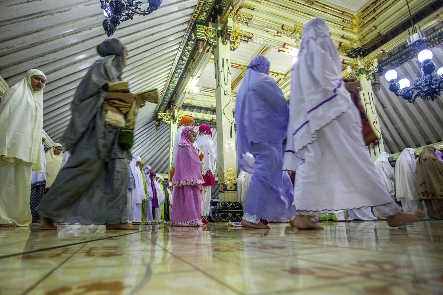 indonesianmuslimsobservefirstday20140628-3.jpg