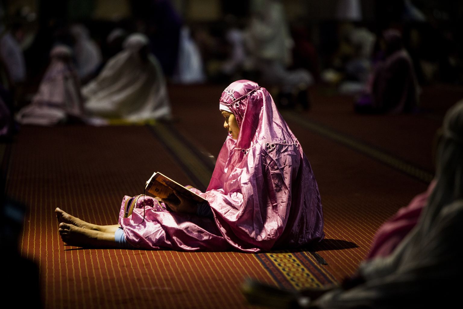 indonesianmuslimsobservefirstday20140628-4.jpg