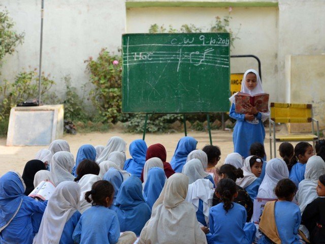 698518schoolgirlsschooleducation13981066-1.jpg