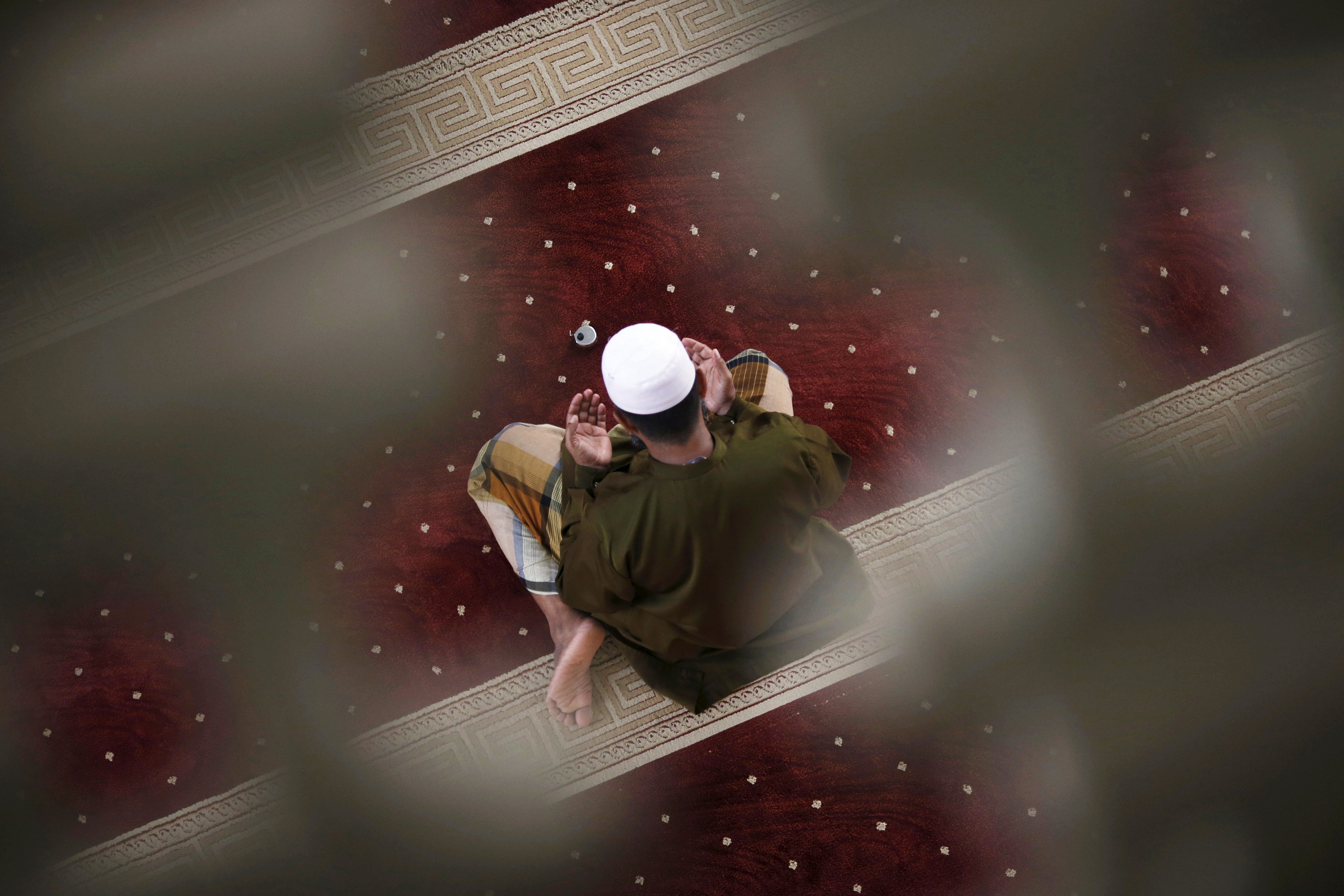 maninsingaporeprayerRTX1GX6E-1.jpg