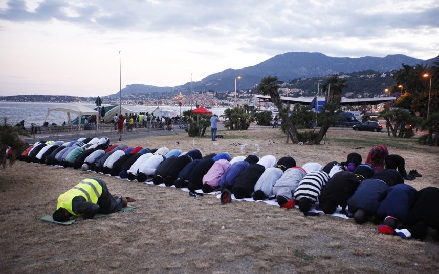 ramadanbeach_3345492k-1.jpg
