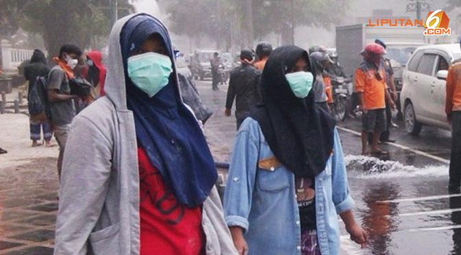 penjualanmasker150212b 1 - Should Britain ban the Niqab/Burqa?