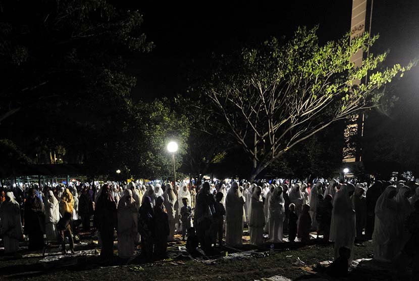 sejumlahumatmuslimmelaksanakansalattaraw 1 - In pictures: Ramadhan 2015 around the world