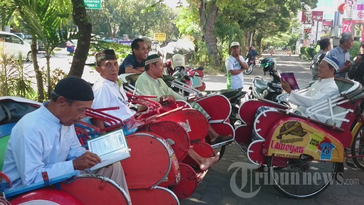 tukangbecakmembacaalqurandiselamenunggup-1.jpg
