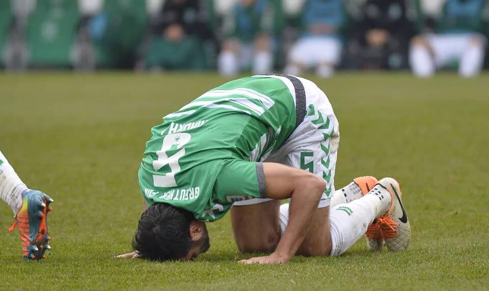 UEx2cU9 1 - International football player in Makkah!