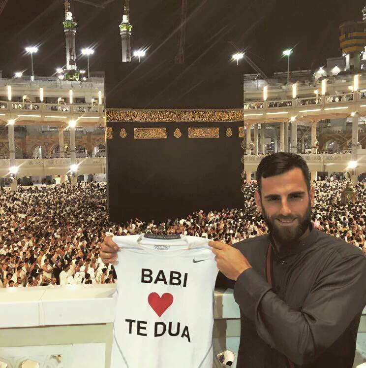 kPHLiVJ 1 - International football player in Makkah!