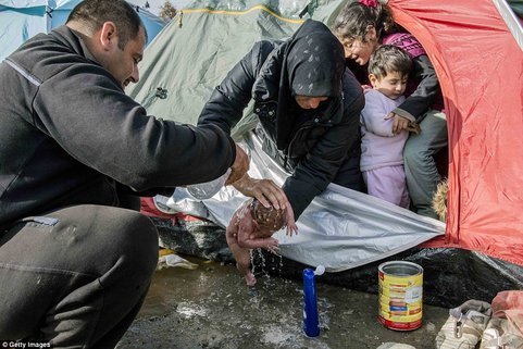 xjgnzI0 1 - Migrant mum gives birth in tent city, forced to wash child in puddle