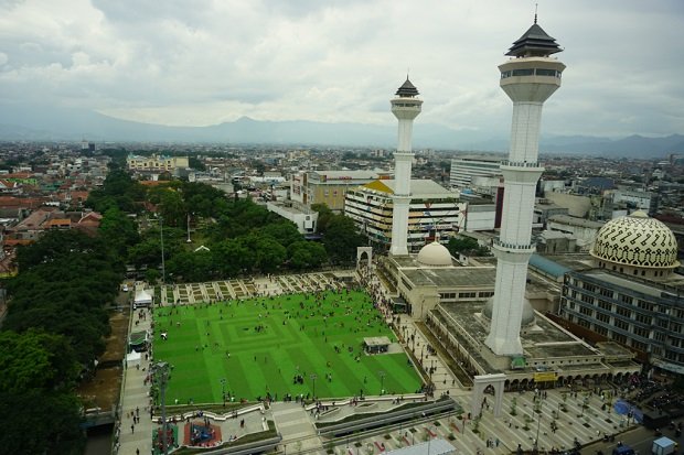 enamtitikpestakembangapidibandungmDx 1 - How many Mosques does your town or city, have?