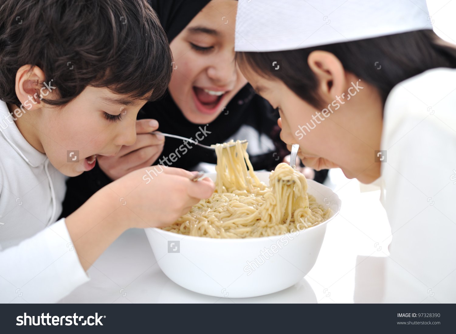 stockphotothreearabicchildreneatingtoget-1.jpg