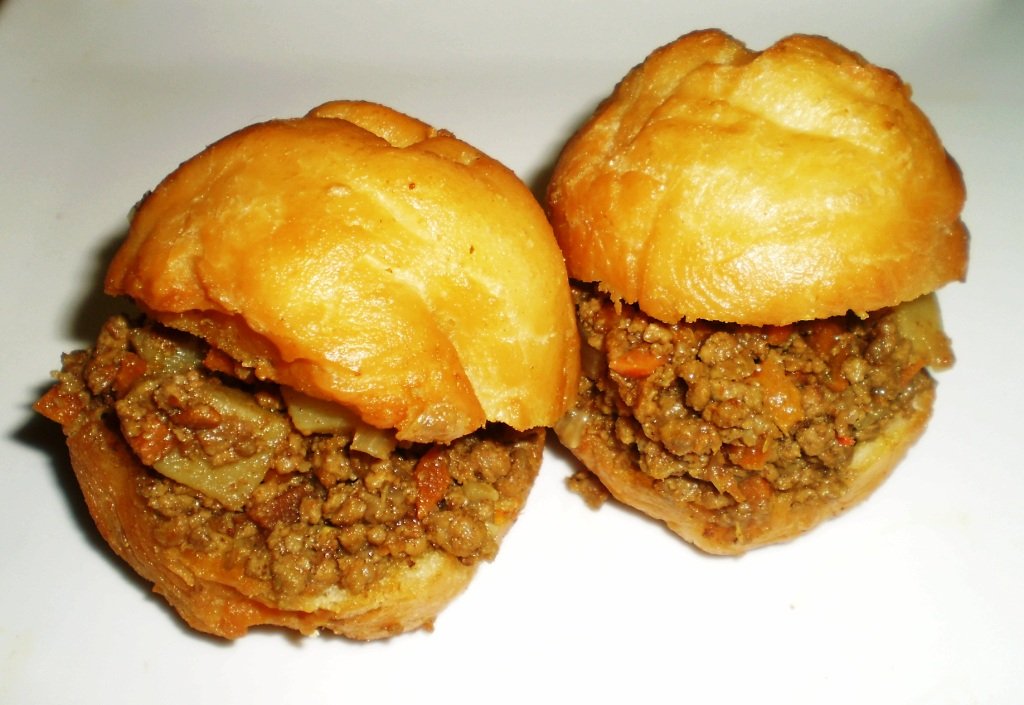 Vetkoekwithcurriedmince-1.jpg