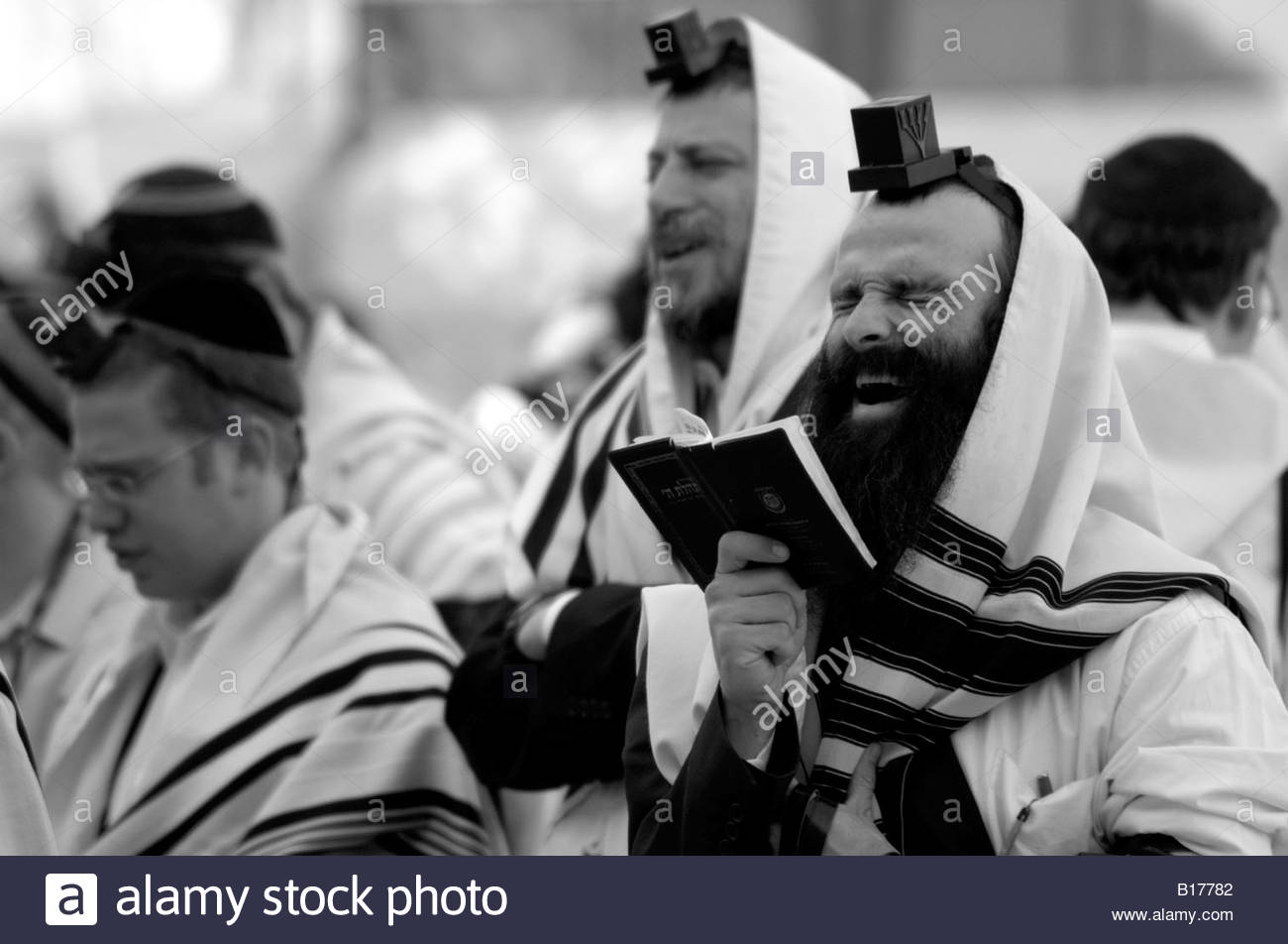 anorthodoxjewishmanwearingtraditionalclo-1.jpg